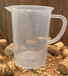Zlewka PP 500 ml z wylewem i uchem skala tłoczona