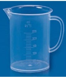 Zlewka PP 250 ml z wylewem i uchem skala tłoczona.jpg